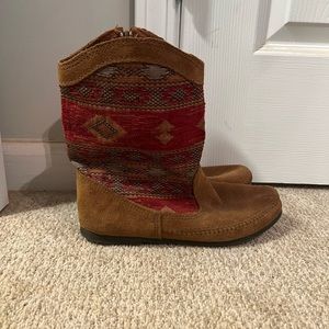 Vintage western print Minnetonka boots size 8